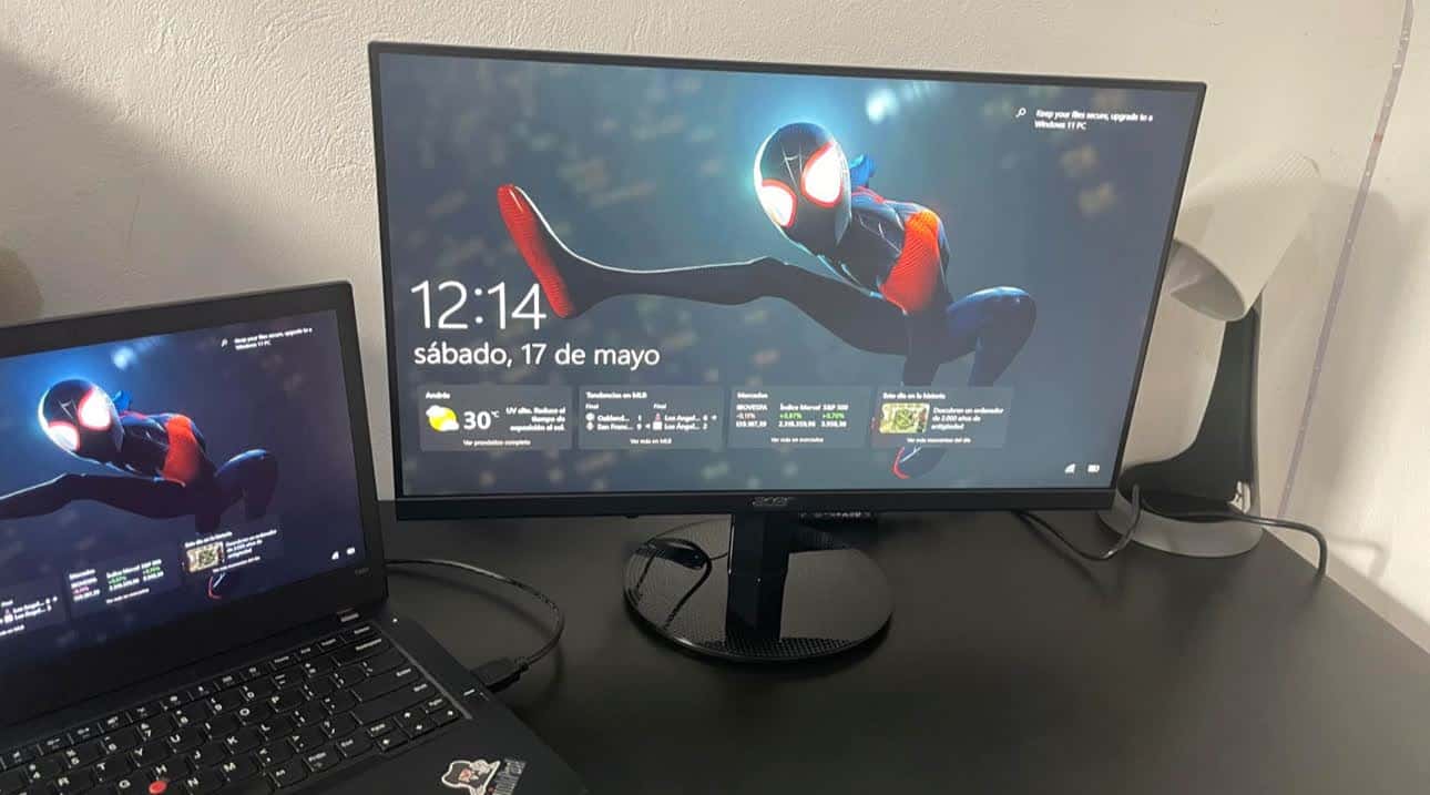 Setup dual monitor profesional con laptop y monitor externo Acer configurado