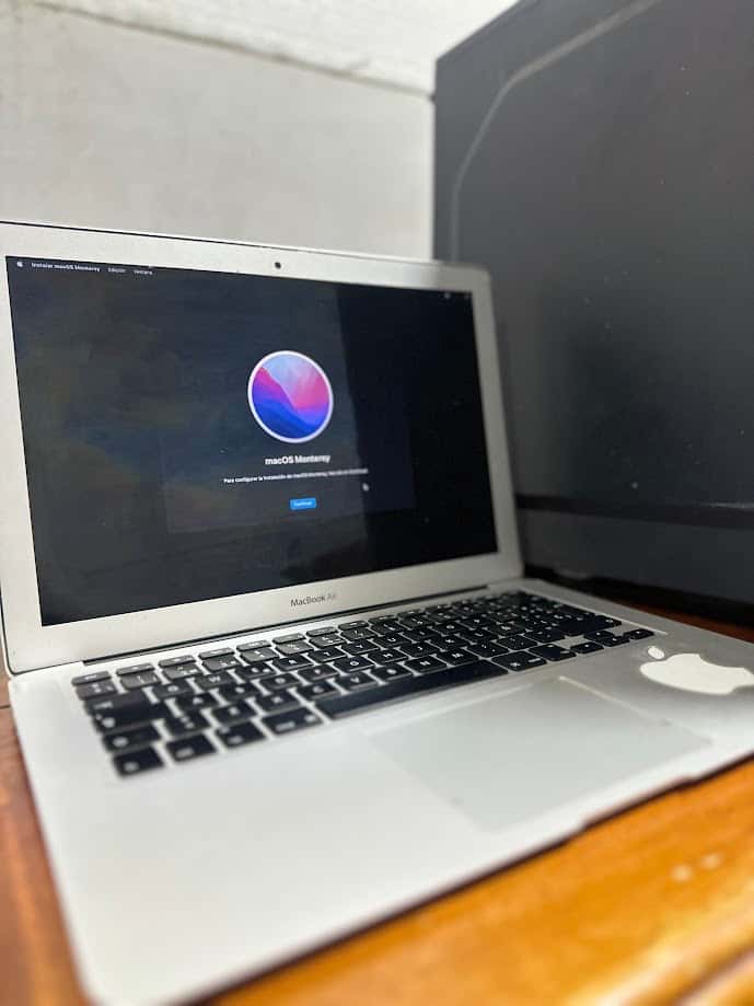 MacBook Air con instalación de macOS Monterey en progreso