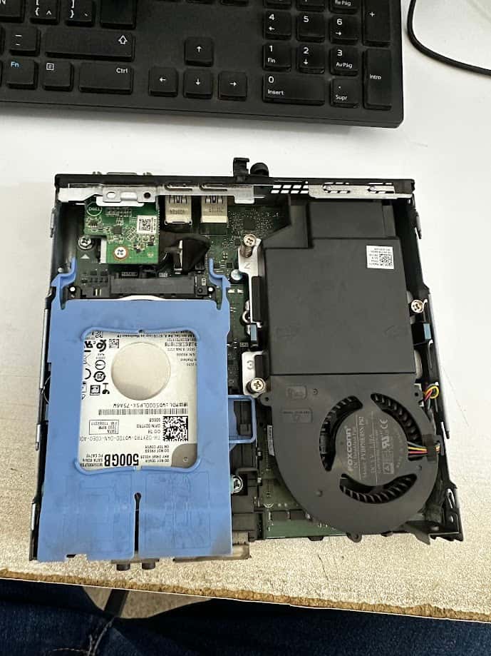 Mini PC Dell abierta mostrando disco duro 500GB y sistema de ventilación